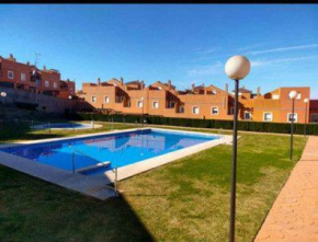 Casa adosada con piscina comunitaria